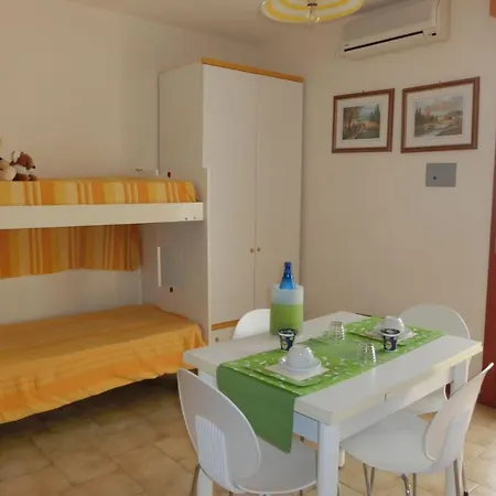 Homely Seaview Flat With Balcony - Beahost 비비오네