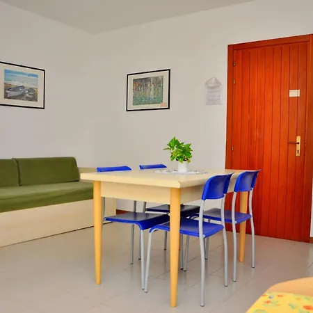 Homely With Side Sea View Balcony - Beahost Apartment